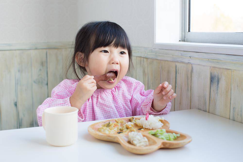Cảnh báo: Đừng mong con hết biếng ăn, xanh xao, còi cọc nếu ba mẹ còn chăm con theo cách này